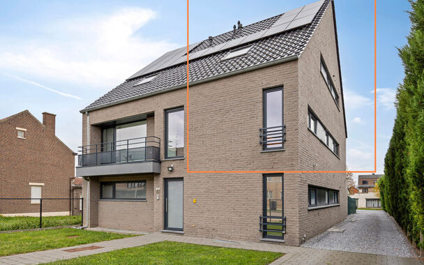 PRACHTIG AFGEWERKT EN ENERGIEZUINIG DUPLEX-APPARTEMENT (123 M2 WOONOPPERVLAKTE) (BRON: EPB) MET 2 SLAAPKAMERS, RUIM EN ZONOVERGOTEN TERRAS, EN AUTOSTANDPLAATS EN TUINBERGING TE NEERHAREN!

Op de weg van Lanaken naar Rekem vind je, aan de linkerkant, ter h