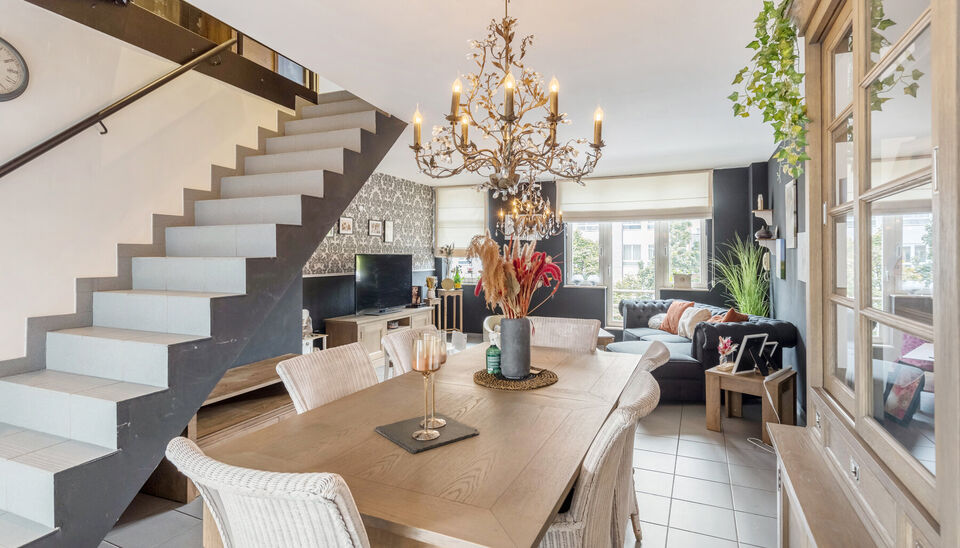 RUIM, INSTAPKLAAR DUPLEXAPPARTEMENT (OPBRENGSTEIGENDOM) MET 2 SLAAPKAMERS, TERRAS EN KELDERBERGING BINNEN DE KLEINE RING VAN HASSELT !

Dit ruim en instapklaar appartement bevindt zich op de bruisende Martelarenlaan in het centrum van Hasselt. Deze locati