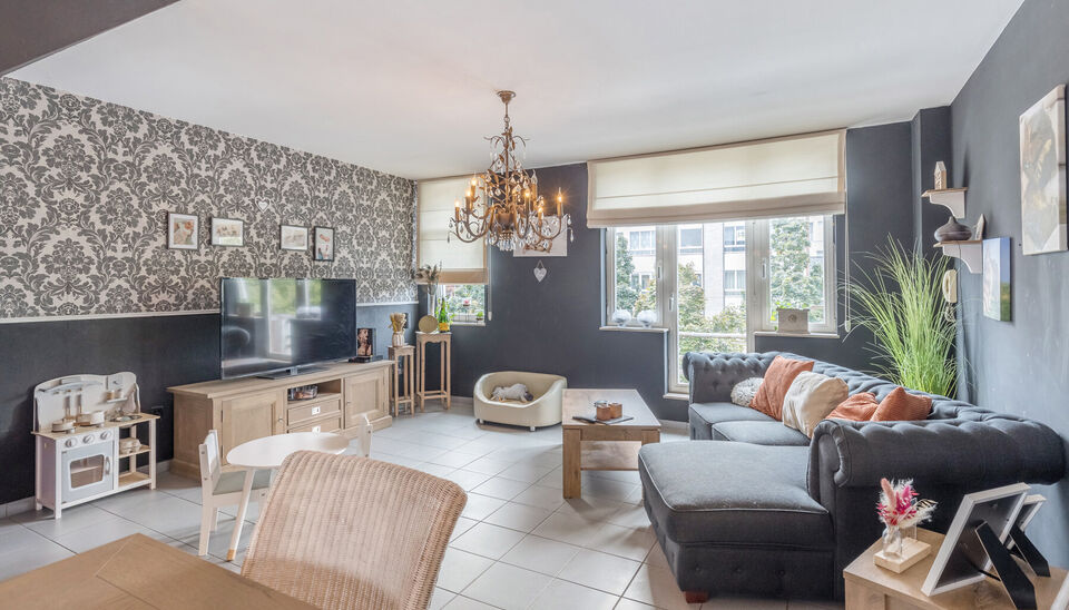 RUIM, INSTAPKLAAR DUPLEXAPPARTEMENT (OPBRENGSTEIGENDOM) MET 2 SLAAPKAMERS, TERRAS EN KELDERBERGING BINNEN DE KLEINE RING VAN HASSELT !

Dit ruim en instapklaar appartement bevindt zich op de bruisende Martelarenlaan in het centrum van Hasselt. Deze locati