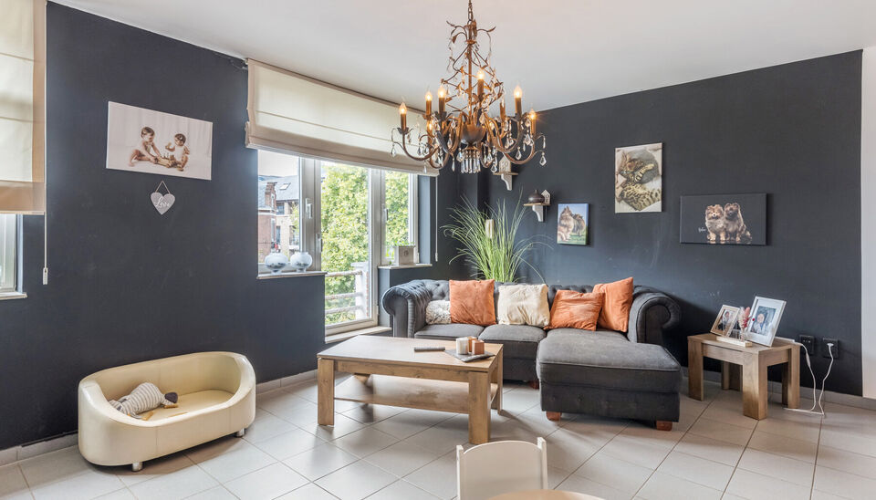 RUIM, INSTAPKLAAR DUPLEXAPPARTEMENT (OPBRENGSTEIGENDOM) MET 2 SLAAPKAMERS, TERRAS EN KELDERBERGING BINNEN DE KLEINE RING VAN HASSELT !

Dit ruim en instapklaar appartement bevindt zich op de bruisende Martelarenlaan in het centrum van Hasselt. Deze locati