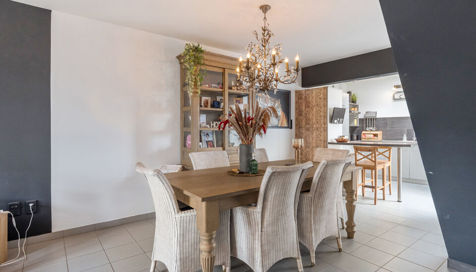 RUIM, INSTAPKLAAR DUPLEXAPPARTEMENT (OPBRENGSTEIGENDOM) MET 2 SLAAPKAMERS, TERRAS EN KELDERBERGING BINNEN DE KLEINE RING VAN HASSELT !

Dit ruim en instapklaar appartement bevindt zich op de bruisende Martelarenlaan in het centrum van Hasselt. Deze locati