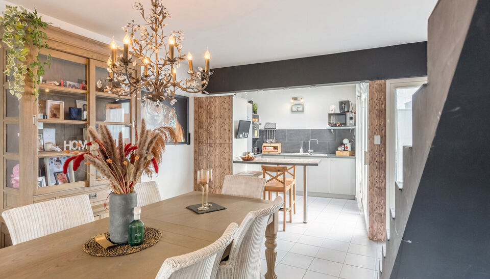 RUIM, INSTAPKLAAR DUPLEXAPPARTEMENT (OPBRENGSTEIGENDOM) MET 2 SLAAPKAMERS, TERRAS EN KELDERBERGING BINNEN DE KLEINE RING VAN HASSELT !

Dit ruim en instapklaar appartement bevindt zich op de bruisende Martelarenlaan in het centrum van Hasselt. Deze locati