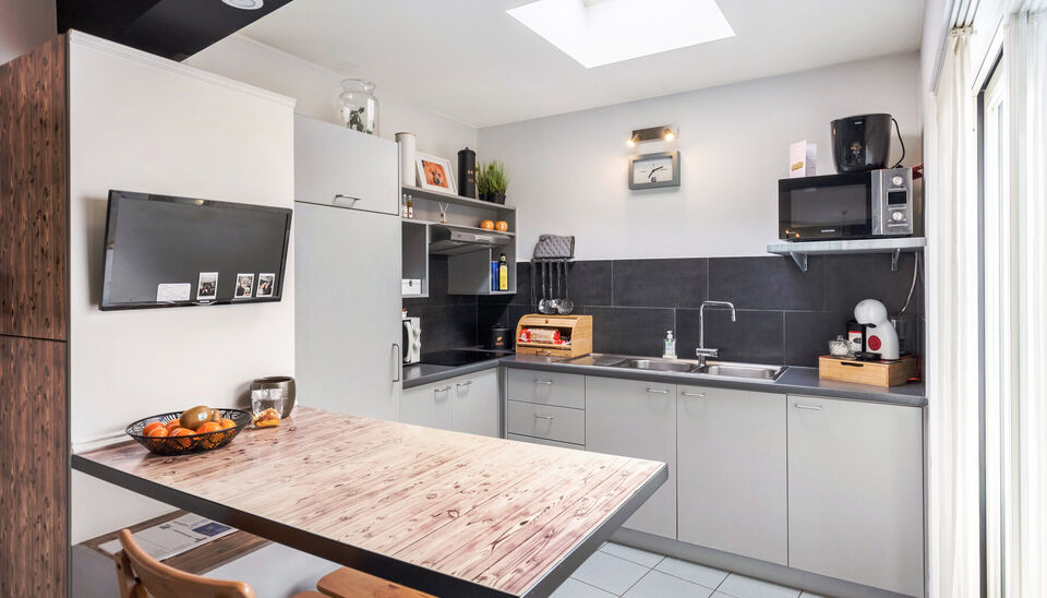 RUIM, INSTAPKLAAR DUPLEXAPPARTEMENT (OPBRENGSTEIGENDOM) MET 2 SLAAPKAMERS, TERRAS EN KELDERBERGING BINNEN DE KLEINE RING VAN HASSELT !

Dit ruim en instapklaar appartement bevindt zich op de bruisende Martelarenlaan in het centrum van Hasselt. Deze locati