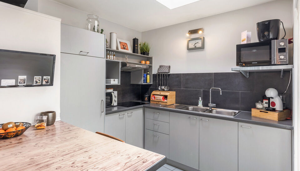 RUIM, INSTAPKLAAR DUPLEXAPPARTEMENT (OPBRENGSTEIGENDOM) MET 2 SLAAPKAMERS, TERRAS EN KELDERBERGING BINNEN DE KLEINE RING VAN HASSELT !

Dit ruim en instapklaar appartement bevindt zich op de bruisende Martelarenlaan in het centrum van Hasselt. Deze locati