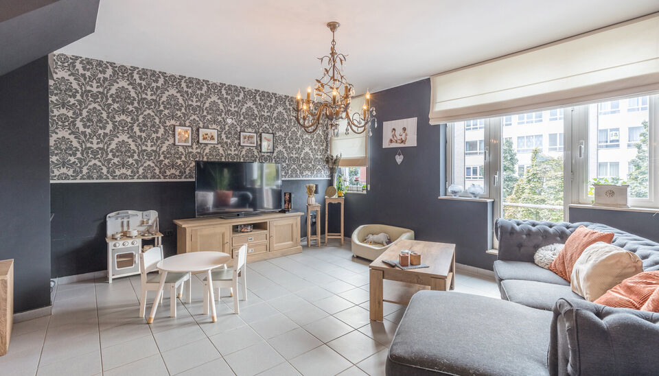 RUIM, INSTAPKLAAR DUPLEXAPPARTEMENT (OPBRENGSTEIGENDOM) MET 2 SLAAPKAMERS, TERRAS EN KELDERBERGING BINNEN DE KLEINE RING VAN HASSELT !

Dit ruim en instapklaar appartement bevindt zich op de bruisende Martelarenlaan in het centrum van Hasselt. Deze locati