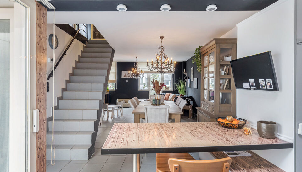 RUIM, INSTAPKLAAR DUPLEXAPPARTEMENT (OPBRENGSTEIGENDOM) MET 2 SLAAPKAMERS, TERRAS EN KELDERBERGING BINNEN DE KLEINE RING VAN HASSELT !

Dit ruim en instapklaar appartement bevindt zich op de bruisende Martelarenlaan in het centrum van Hasselt. Deze locati