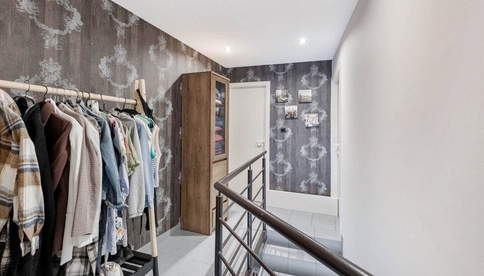 RUIM, INSTAPKLAAR DUPLEXAPPARTEMENT (OPBRENGSTEIGENDOM) MET 2 SLAAPKAMERS, TERRAS EN KELDERBERGING BINNEN DE KLEINE RING VAN HASSELT !

Dit ruim en instapklaar appartement bevindt zich op de bruisende Martelarenlaan in het centrum van Hasselt. Deze locati