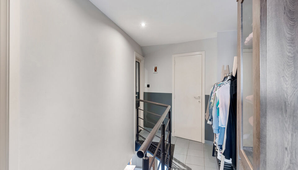 RUIM, INSTAPKLAAR DUPLEXAPPARTEMENT (OPBRENGSTEIGENDOM) MET 2 SLAAPKAMERS, TERRAS EN KELDERBERGING BINNEN DE KLEINE RING VAN HASSELT !

Dit ruim en instapklaar appartement bevindt zich op de bruisende Martelarenlaan in het centrum van Hasselt. Deze locati