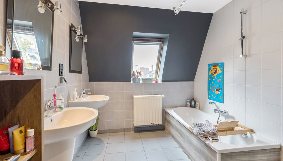 RUIM, INSTAPKLAAR DUPLEXAPPARTEMENT (OPBRENGSTEIGENDOM) MET 2 SLAAPKAMERS, TERRAS EN KELDERBERGING BINNEN DE KLEINE RING VAN HASSELT !

Dit ruim en instapklaar appartement bevindt zich op de bruisende Martelarenlaan in het centrum van Hasselt. Deze locati