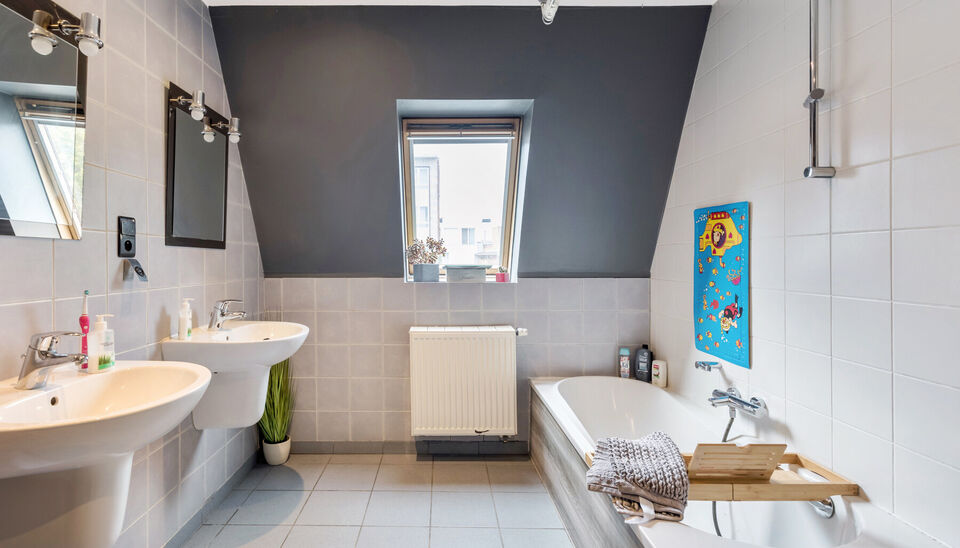 RUIM, INSTAPKLAAR DUPLEXAPPARTEMENT (OPBRENGSTEIGENDOM) MET 2 SLAAPKAMERS, TERRAS EN KELDERBERGING BINNEN DE KLEINE RING VAN HASSELT !

Dit ruim en instapklaar appartement bevindt zich op de bruisende Martelarenlaan in het centrum van Hasselt. Deze locati