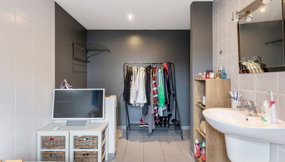 RUIM, INSTAPKLAAR DUPLEXAPPARTEMENT (OPBRENGSTEIGENDOM) MET 2 SLAAPKAMERS, TERRAS EN KELDERBERGING BINNEN DE KLEINE RING VAN HASSELT !

Dit ruim en instapklaar appartement bevindt zich op de bruisende Martelarenlaan in het centrum van Hasselt. Deze locati