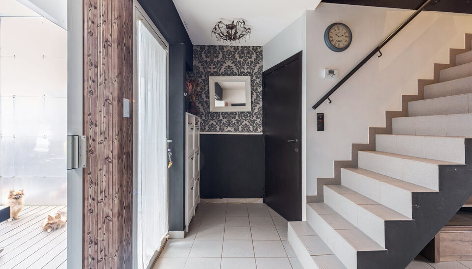 RUIM, INSTAPKLAAR DUPLEXAPPARTEMENT (OPBRENGSTEIGENDOM) MET 2 SLAAPKAMERS, TERRAS EN KELDERBERGING BINNEN DE KLEINE RING VAN HASSELT !

Dit ruim en instapklaar appartement bevindt zich op de bruisende Martelarenlaan in het centrum van Hasselt. Deze locati