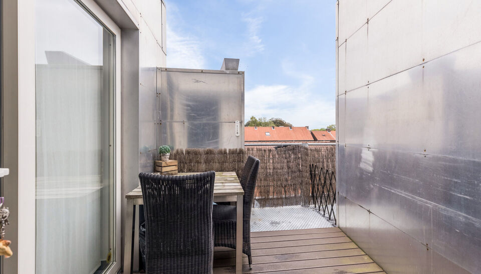 RUIM, INSTAPKLAAR DUPLEXAPPARTEMENT (OPBRENGSTEIGENDOM) MET 2 SLAAPKAMERS, TERRAS EN KELDERBERGING BINNEN DE KLEINE RING VAN HASSELT !

Dit ruim en instapklaar appartement bevindt zich op de bruisende Martelarenlaan in het centrum van Hasselt. Deze locati