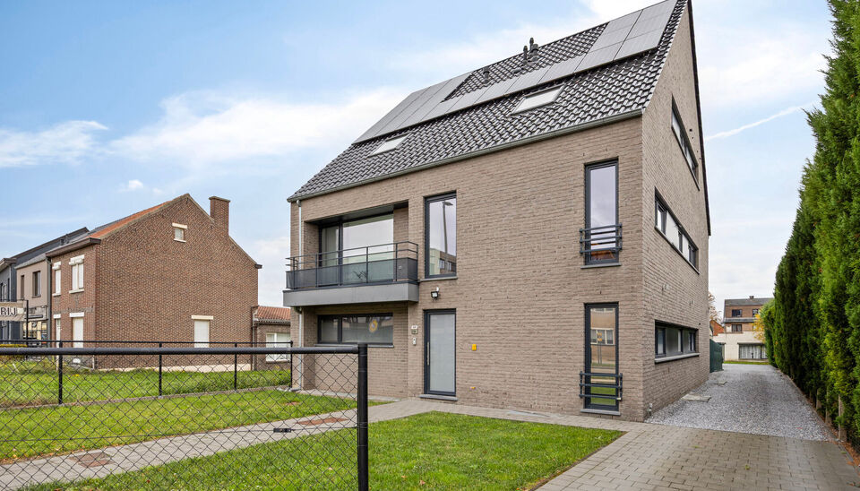 PRACHTIG AFGEWERKT EN ENERGIEZUINIG DUPLEX-APPARTEMENT (123 M2 WOONOPPERVLAKTE) (BRON: EPB) MET 2 SLAAPKAMERS, RUIM EN ZONOVERGOTEN TERRAS, EN AUTOSTANDPLAATS EN TUINBERGING TE NEERHAREN!

Op de weg van Lanaken naar Rekem vind je, aan de linkerkant, ter h