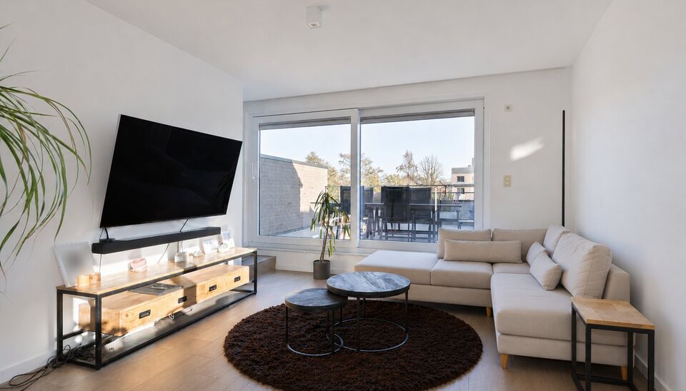 PRACHTIG AFGEWERKT EN ENERGIEZUINIG DUPLEX-APPARTEMENT (123 M2 WOONOPPERVLAKTE) (BRON: EPB) MET 2 SLAAPKAMERS, RUIM EN ZONOVERGOTEN TERRAS, EN AUTOSTANDPLAATS EN TUINBERGING TE NEERHAREN!

Op de weg van Lanaken naar Rekem vind je, aan de linkerkant, ter h