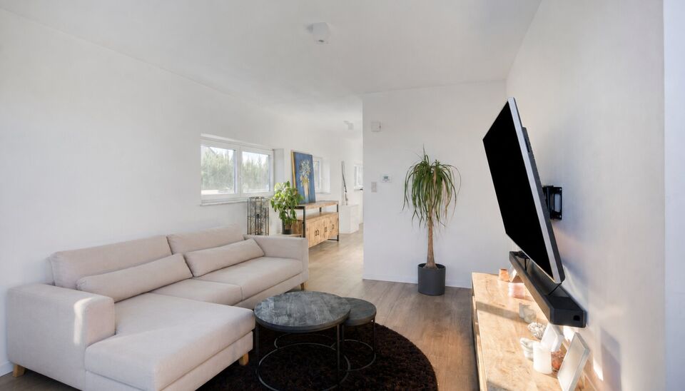 PRACHTIG AFGEWERKT EN ENERGIEZUINIG DUPLEX-APPARTEMENT (123 M2 WOONOPPERVLAKTE) (BRON: EPB) MET 2 SLAAPKAMERS, RUIM EN ZONOVERGOTEN TERRAS, EN AUTOSTANDPLAATS EN TUINBERGING TE NEERHAREN!

Op de weg van Lanaken naar Rekem vind je, aan de linkerkant, ter h