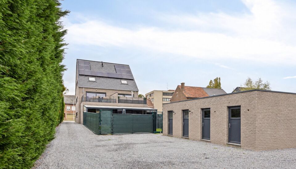 PRACHTIG AFGEWERKT EN ENERGIEZUINIG DUPLEX-APPARTEMENT (123 M2 WOONOPPERVLAKTE) (BRON: EPB) MET 2 SLAAPKAMERS, RUIM EN ZONOVERGOTEN TERRAS, EN AUTOSTANDPLAATS EN TUINBERGING TE NEERHAREN!

Op de weg van Lanaken naar Rekem vind je, aan de linkerkant, ter h
