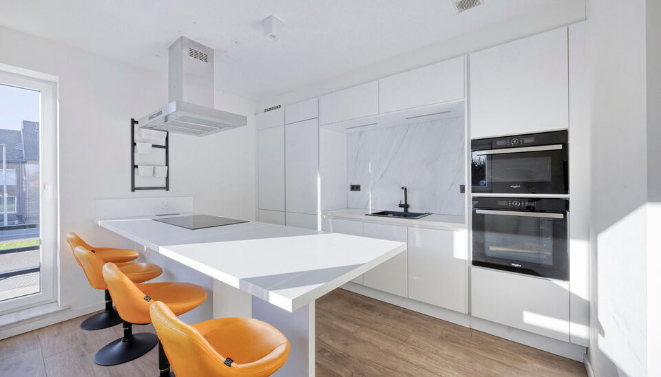 PRACHTIG AFGEWERKT EN ENERGIEZUINIG DUPLEX-APPARTEMENT (123 M2 WOONOPPERVLAKTE) (BRON: EPB) MET 2 SLAAPKAMERS, RUIM EN ZONOVERGOTEN TERRAS, EN AUTOSTANDPLAATS EN TUINBERGING TE NEERHAREN!

Op de weg van Lanaken naar Rekem vind je, aan de linkerkant, ter h