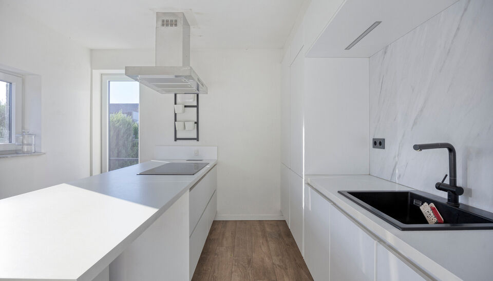 PRACHTIG AFGEWERKT EN ENERGIEZUINIG DUPLEX-APPARTEMENT (123 M2 WOONOPPERVLAKTE) (BRON: EPB) MET 2 SLAAPKAMERS, RUIM EN ZONOVERGOTEN TERRAS, EN AUTOSTANDPLAATS EN TUINBERGING TE NEERHAREN!

Op de weg van Lanaken naar Rekem vind je, aan de linkerkant, ter h