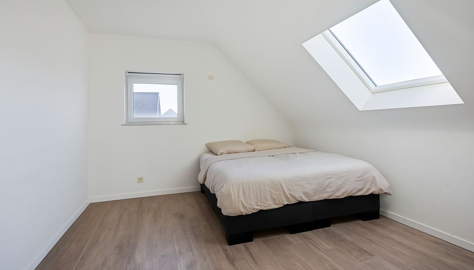 PRACHTIG AFGEWERKT EN ENERGIEZUINIG DUPLEX-APPARTEMENT (123 M2 WOONOPPERVLAKTE) (BRON: EPB) MET 2 SLAAPKAMERS, RUIM EN ZONOVERGOTEN TERRAS, EN AUTOSTANDPLAATS EN TUINBERGING TE NEERHAREN!

Op de weg van Lanaken naar Rekem vind je, aan de linkerkant, ter h