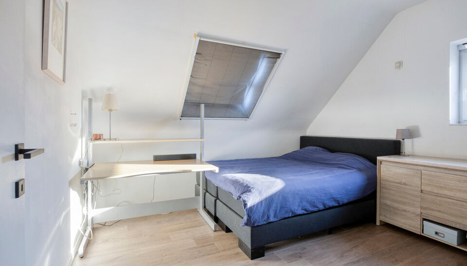 PRACHTIG AFGEWERKT EN ENERGIEZUINIG DUPLEX-APPARTEMENT (123 M2 WOONOPPERVLAKTE) (BRON: EPB) MET 2 SLAAPKAMERS, RUIM EN ZONOVERGOTEN TERRAS, EN AUTOSTANDPLAATS EN TUINBERGING TE NEERHAREN!

Op de weg van Lanaken naar Rekem vind je, aan de linkerkant, ter h