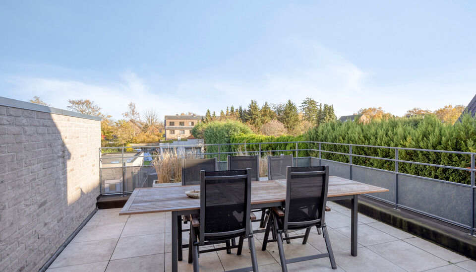 PRACHTIG AFGEWERKT EN ENERGIEZUINIG DUPLEX-APPARTEMENT (123 M2 WOONOPPERVLAKTE) (BRON: EPB) MET 2 SLAAPKAMERS, RUIM EN ZONOVERGOTEN TERRAS, EN AUTOSTANDPLAATS EN TUINBERGING TE NEERHAREN!

Op de weg van Lanaken naar Rekem vind je, aan de linkerkant, ter h