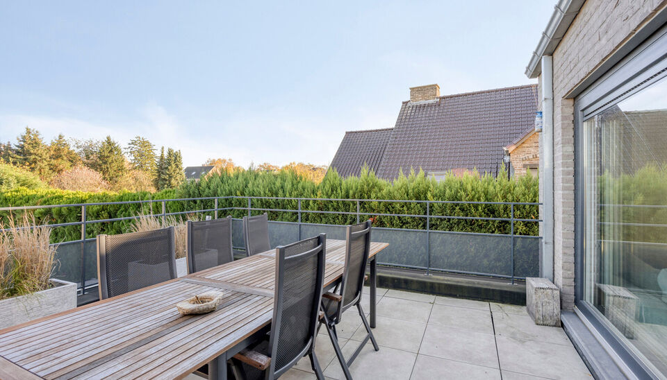PRACHTIG AFGEWERKT EN ENERGIEZUINIG DUPLEX-APPARTEMENT (123 M2 WOONOPPERVLAKTE) (BRON: EPB) MET 2 SLAAPKAMERS, RUIM EN ZONOVERGOTEN TERRAS, EN AUTOSTANDPLAATS EN TUINBERGING TE NEERHAREN!

Op de weg van Lanaken naar Rekem vind je, aan de linkerkant, ter h