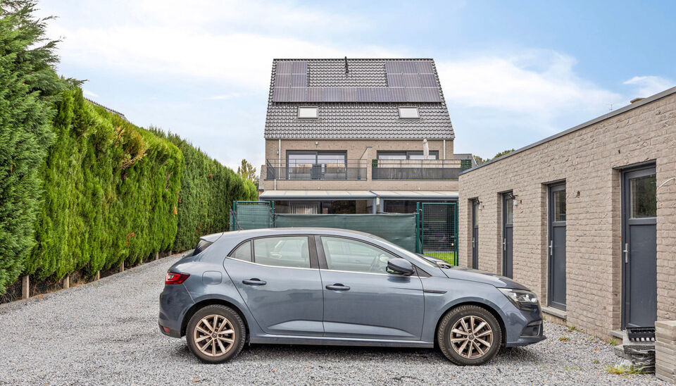 PRACHTIG AFGEWERKT EN ENERGIEZUINIG DUPLEX-APPARTEMENT (123 M2 WOONOPPERVLAKTE) (BRON: EPB) MET 2 SLAAPKAMERS, RUIM EN ZONOVERGOTEN TERRAS, EN AUTOSTANDPLAATS EN TUINBERGING TE NEERHAREN!

Op de weg van Lanaken naar Rekem vind je, aan de linkerkant, ter h