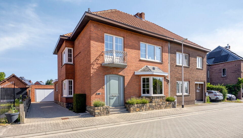 STATIGE , OP TE FRISSEN HALFOPEN BEBOUWING MET 3 SLAAPKAMERS OP EEN PERCEEL VAN 4A 77CA TE KURINGEN (HASSELT)

Niet ver van het bruisende centrum van Hasselt (Kuringen) ligt deze statige halfopen bebouwing met maar liefst 175 vierkante meter bewoonbare op