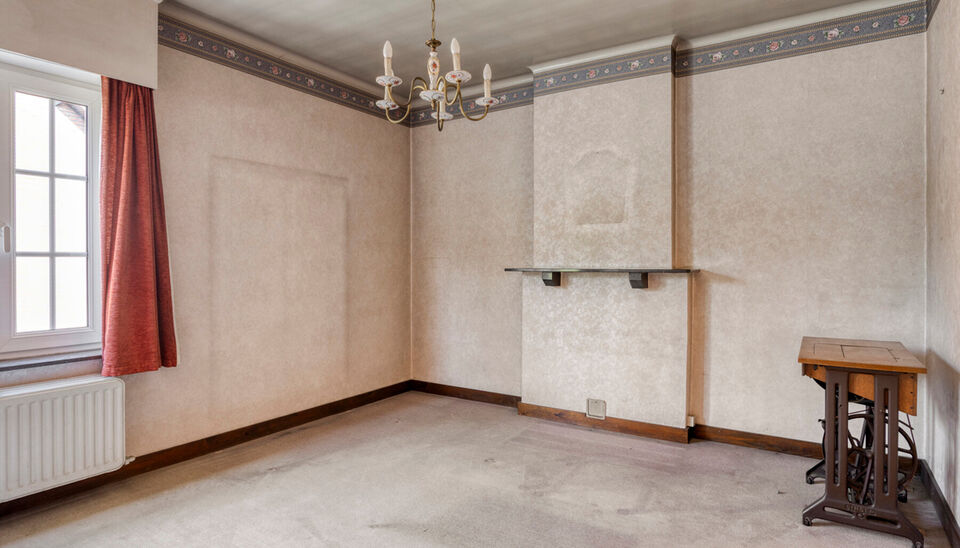 STATIGE , OP TE FRISSEN HALFOPEN BEBOUWING MET 3 SLAAPKAMERS OP EEN PERCEEL VAN 4A 77CA TE KURINGEN (HASSELT)

Niet ver van het bruisende centrum van Hasselt (Kuringen) ligt deze statige halfopen bebouwing met maar liefst 175 vierkante meter bewoonbare op