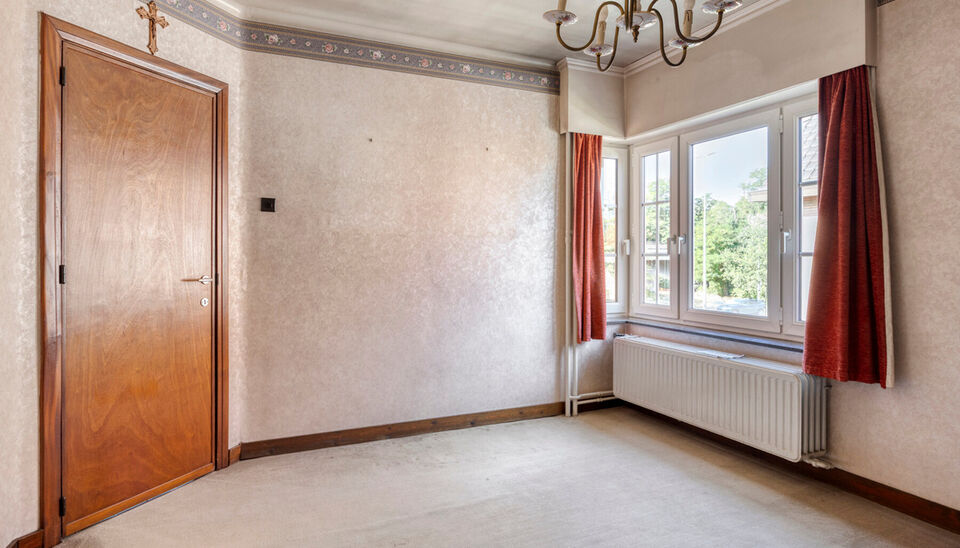 STATIGE , OP TE FRISSEN HALFOPEN BEBOUWING MET 3 SLAAPKAMERS OP EEN PERCEEL VAN 4A 77CA TE KURINGEN (HASSELT)

Niet ver van het bruisende centrum van Hasselt (Kuringen) ligt deze statige halfopen bebouwing met maar liefst 175 vierkante meter bewoonbare op