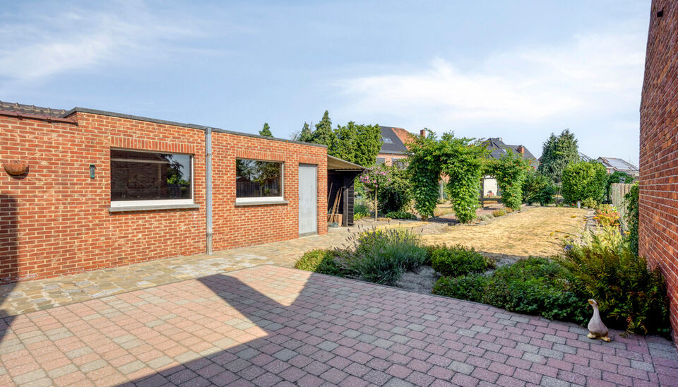 STATIGE , OP TE FRISSEN HALFOPEN BEBOUWING MET 3 SLAAPKAMERS OP EEN PERCEEL VAN 4A 77CA TE KURINGEN (HASSELT)

Niet ver van het bruisende centrum van Hasselt (Kuringen) ligt deze statige halfopen bebouwing met maar liefst 175 vierkante meter bewoonbare op