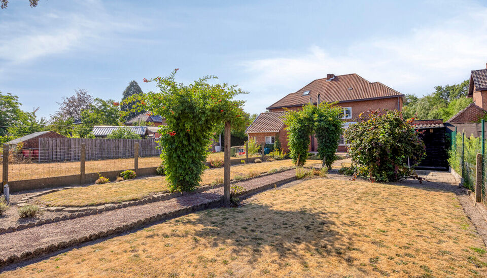 STATIGE , OP TE FRISSEN HALFOPEN BEBOUWING MET 3 SLAAPKAMERS OP EEN PERCEEL VAN 4A 77CA TE KURINGEN (HASSELT)

Niet ver van het bruisende centrum van Hasselt (Kuringen) ligt deze statige halfopen bebouwing met maar liefst 175 vierkante meter bewoonbare op