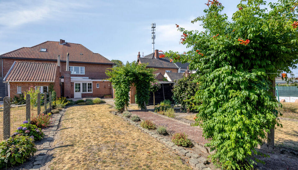 STATIGE , OP TE FRISSEN HALFOPEN BEBOUWING MET 3 SLAAPKAMERS OP EEN PERCEEL VAN 4A 77CA TE KURINGEN (HASSELT)

Niet ver van het bruisende centrum van Hasselt (Kuringen) ligt deze statige halfopen bebouwing met maar liefst 175 vierkante meter bewoonbare op