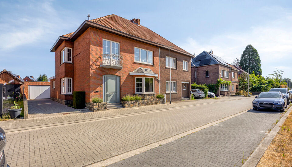 STATIGE , OP TE FRISSEN HALFOPEN BEBOUWING MET 3 SLAAPKAMERS OP EEN PERCEEL VAN 4A 77CA TE KURINGEN (HASSELT)

Niet ver van het bruisende centrum van Hasselt (Kuringen) ligt deze statige halfopen bebouwing met maar liefst 175 vierkante meter bewoonbare op