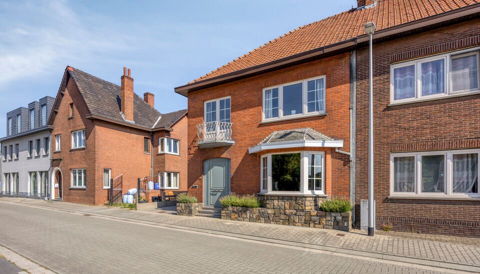 STATIGE , OP TE FRISSEN HALFOPEN BEBOUWING MET 3 SLAAPKAMERS OP EEN PERCEEL VAN 4A 77CA TE KURINGEN (HASSELT)

Niet ver van het bruisende centrum van Hasselt (Kuringen) ligt deze statige halfopen bebouwing met maar liefst 175 vierkante meter bewoonbare op
