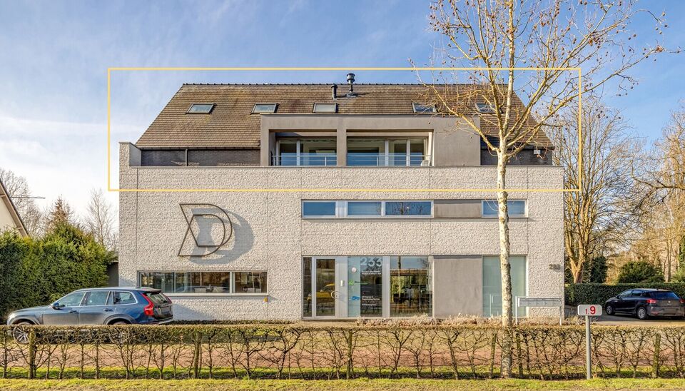 RUIM KANTOOR MET EEN OPPERVLAKTE VAN MAAR LIEFST 256 M2, 30m2 OPSLAGRUIMTE EN 42M2 TERRAS, OP ZICHTLOCATIE TE HASSELT (NET BUITEN DE GROTE RING)

Deze open kantoorruimte bevindt zich op de Luikersteenweg net buiten de grote ring van Hasselt. Het geheel li