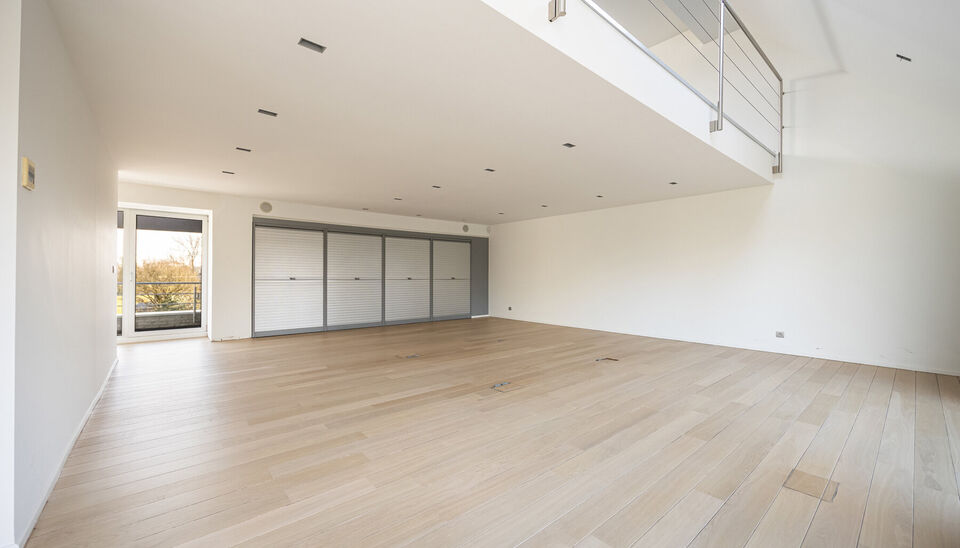 RUIM KANTOOR MET EEN OPPERVLAKTE VAN MAAR LIEFST 256 M2, 30m2 OPSLAGRUIMTE EN 42M2 TERRAS, OP ZICHTLOCATIE TE HASSELT (NET BUITEN DE GROTE RING)

Deze open kantoorruimte bevindt zich op de Luikersteenweg net buiten de grote ring van Hasselt. Het geheel li