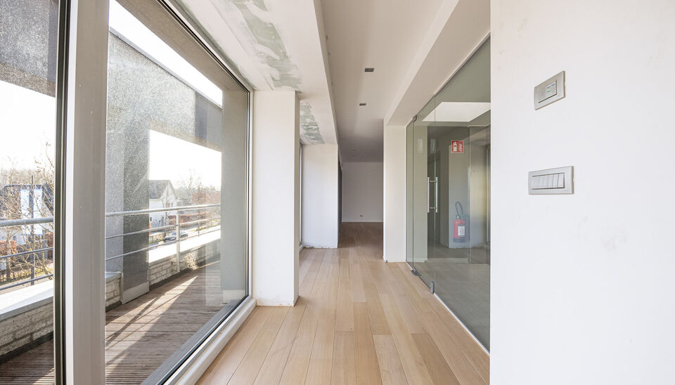 RUIM KANTOOR MET EEN OPPERVLAKTE VAN MAAR LIEFST 256 M2, 30m2 OPSLAGRUIMTE EN 42M2 TERRAS, OP ZICHTLOCATIE TE HASSELT (NET BUITEN DE GROTE RING)

Deze open kantoorruimte bevindt zich op de Luikersteenweg net buiten de grote ring van Hasselt. Het geheel li