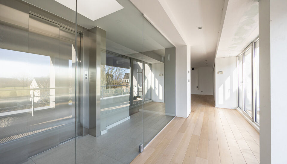 RUIM KANTOOR MET EEN OPPERVLAKTE VAN MAAR LIEFST 256 M2, 30m2 OPSLAGRUIMTE EN 42M2 TERRAS, OP ZICHTLOCATIE TE HASSELT (NET BUITEN DE GROTE RING)

Deze open kantoorruimte bevindt zich op de Luikersteenweg net buiten de grote ring van Hasselt. Het geheel li