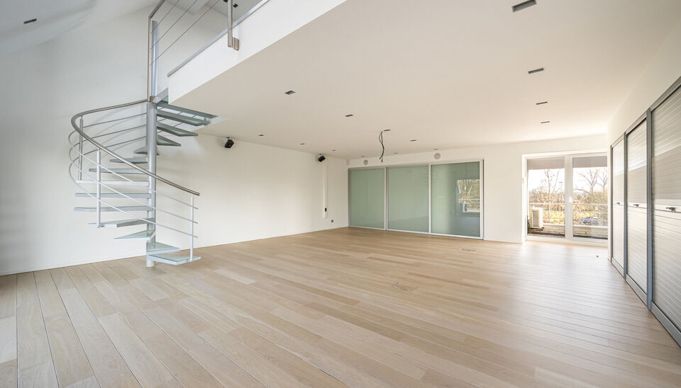 RUIM KANTOOR MET EEN OPPERVLAKTE VAN MAAR LIEFST 256 M2, 30m2 OPSLAGRUIMTE EN 42M2 TERRAS, OP ZICHTLOCATIE TE HASSELT (NET BUITEN DE GROTE RING)

Deze open kantoorruimte bevindt zich op de Luikersteenweg net buiten de grote ring van Hasselt. Het geheel li