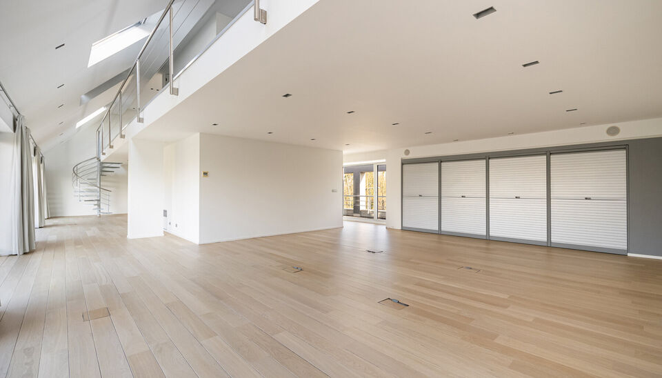 RUIM KANTOOR MET EEN OPPERVLAKTE VAN MAAR LIEFST 256 M2, 30m2 OPSLAGRUIMTE EN 42M2 TERRAS, OP ZICHTLOCATIE TE HASSELT (NET BUITEN DE GROTE RING)

Deze open kantoorruimte bevindt zich op de Luikersteenweg net buiten de grote ring van Hasselt. Het geheel li