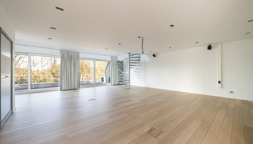 RUIM KANTOOR MET EEN OPPERVLAKTE VAN MAAR LIEFST 256 M2, 30m2 OPSLAGRUIMTE EN 42M2 TERRAS, OP ZICHTLOCATIE TE HASSELT (NET BUITEN DE GROTE RING)

Deze open kantoorruimte bevindt zich op de Luikersteenweg net buiten de grote ring van Hasselt. Het geheel li