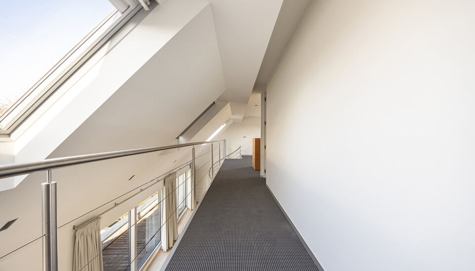 RUIM KANTOOR MET EEN OPPERVLAKTE VAN MAAR LIEFST 256 M2, 30m2 OPSLAGRUIMTE EN 42M2 TERRAS, OP ZICHTLOCATIE TE HASSELT (NET BUITEN DE GROTE RING)

Deze open kantoorruimte bevindt zich op de Luikersteenweg net buiten de grote ring van Hasselt. Het geheel li