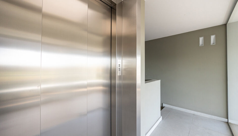 RUIM KANTOOR MET EEN OPPERVLAKTE VAN MAAR LIEFST 256 M2, 30m2 OPSLAGRUIMTE EN 42M2 TERRAS, OP ZICHTLOCATIE TE HASSELT (NET BUITEN DE GROTE RING)

Deze open kantoorruimte bevindt zich op de Luikersteenweg net buiten de grote ring van Hasselt. Het geheel li