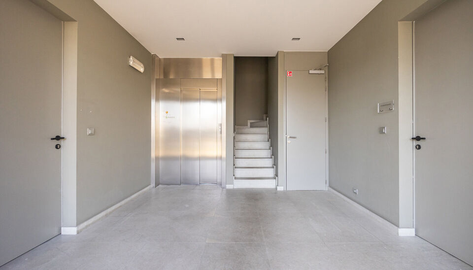 RUIM KANTOOR MET EEN OPPERVLAKTE VAN MAAR LIEFST 256 M2, 30m2 OPSLAGRUIMTE EN 42M2 TERRAS, OP ZICHTLOCATIE TE HASSELT (NET BUITEN DE GROTE RING)

Deze open kantoorruimte bevindt zich op de Luikersteenweg net buiten de grote ring van Hasselt. Het geheel li