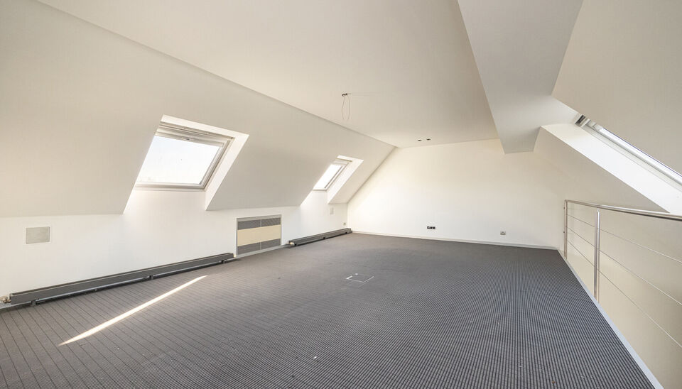 RUIM KANTOOR MET EEN OPPERVLAKTE VAN MAAR LIEFST 256 M2, 30m2 OPSLAGRUIMTE EN 42M2 TERRAS, OP ZICHTLOCATIE TE HASSELT (NET BUITEN DE GROTE RING)

Deze open kantoorruimte bevindt zich op de Luikersteenweg net buiten de grote ring van Hasselt. Het geheel li