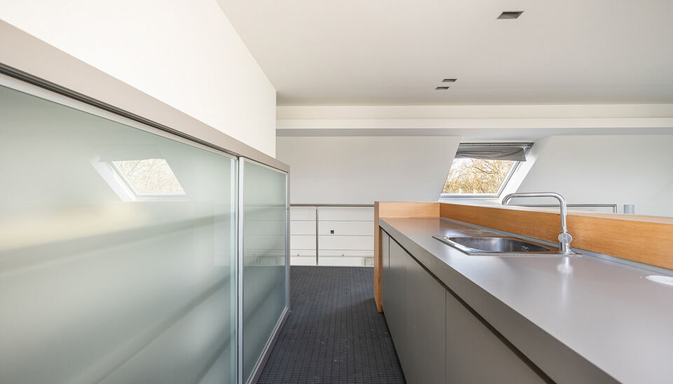 RUIM KANTOOR MET EEN OPPERVLAKTE VAN MAAR LIEFST 256 M2, 30m2 OPSLAGRUIMTE EN 42M2 TERRAS, OP ZICHTLOCATIE TE HASSELT (NET BUITEN DE GROTE RING)

Deze open kantoorruimte bevindt zich op de Luikersteenweg net buiten de grote ring van Hasselt. Het geheel li