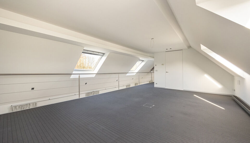 RUIM KANTOOR MET EEN OPPERVLAKTE VAN MAAR LIEFST 256 M2, 30m2 OPSLAGRUIMTE EN 42M2 TERRAS, OP ZICHTLOCATIE TE HASSELT (NET BUITEN DE GROTE RING)

Deze open kantoorruimte bevindt zich op de Luikersteenweg net buiten de grote ring van Hasselt. Het geheel li