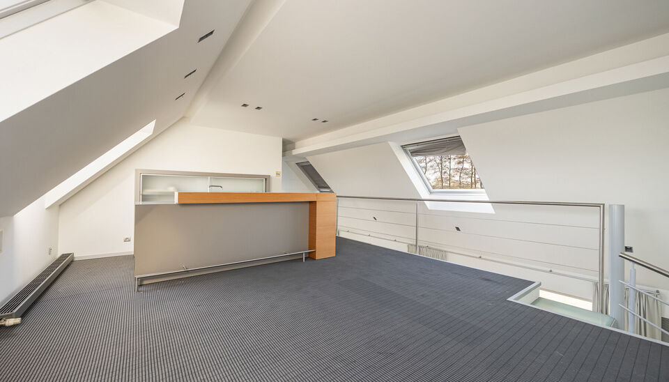 RUIM KANTOOR MET EEN OPPERVLAKTE VAN MAAR LIEFST 256 M2, 30m2 OPSLAGRUIMTE EN 42M2 TERRAS, OP ZICHTLOCATIE TE HASSELT (NET BUITEN DE GROTE RING)

Deze open kantoorruimte bevindt zich op de Luikersteenweg net buiten de grote ring van Hasselt. Het geheel li